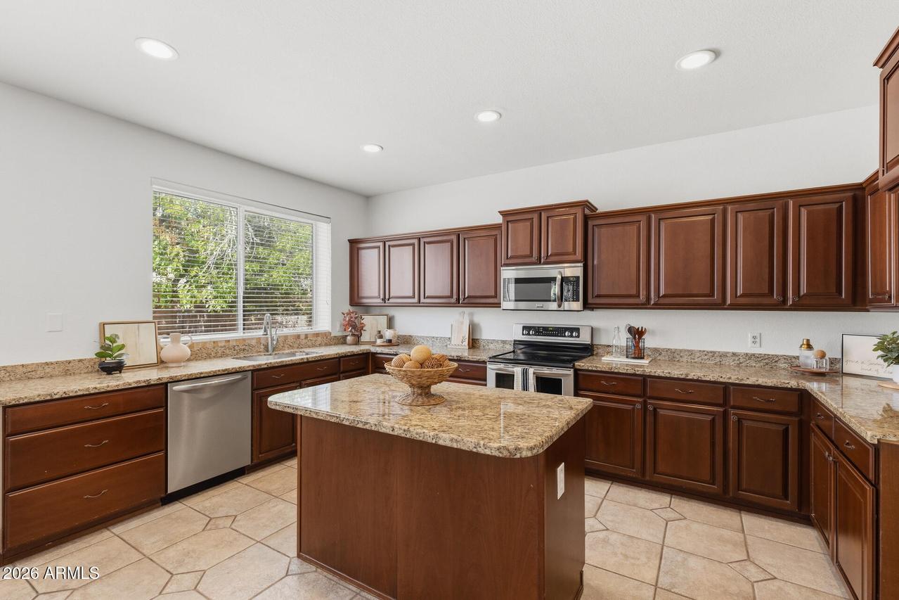 6738 W Wahalla Ln., Glendale, AZ 85308