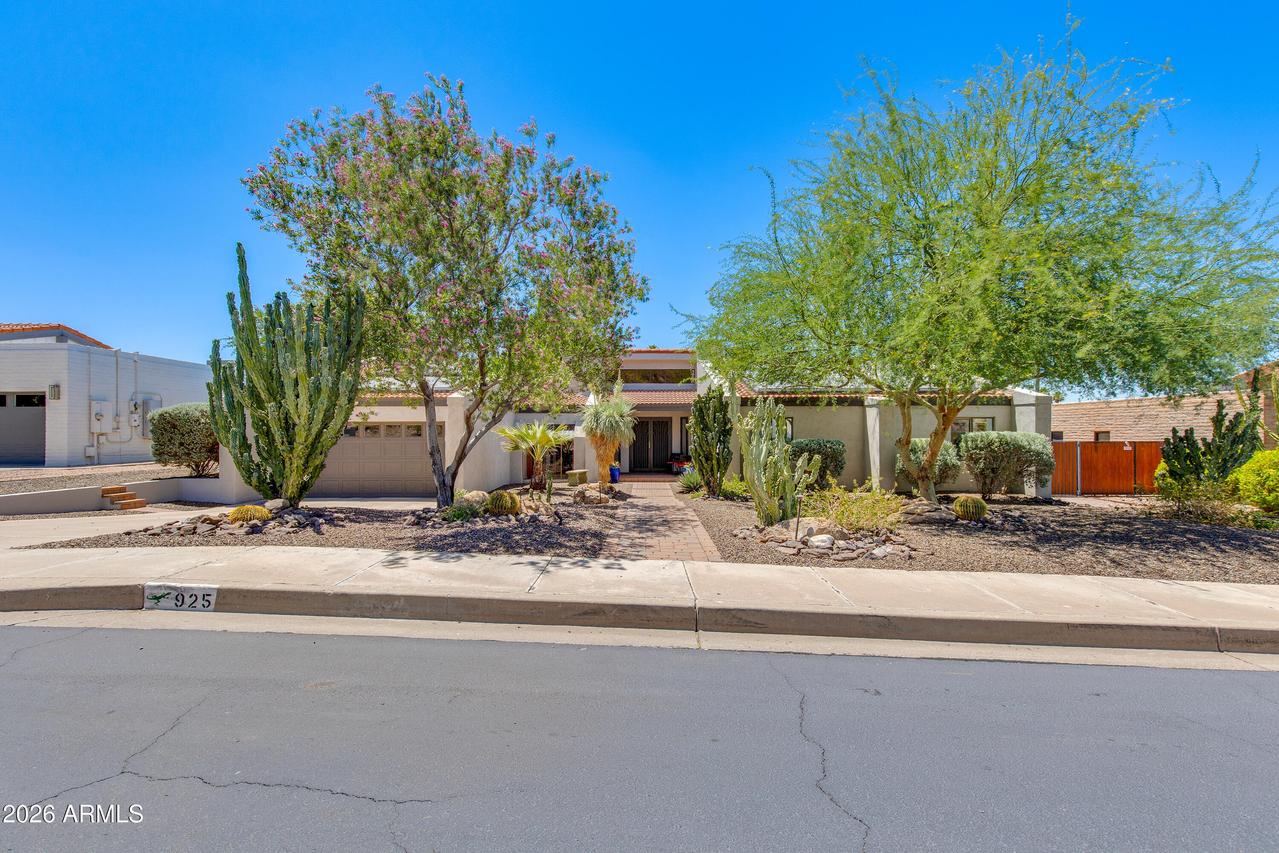 925 E Waltann Ln., Phoenix, AZ 85022