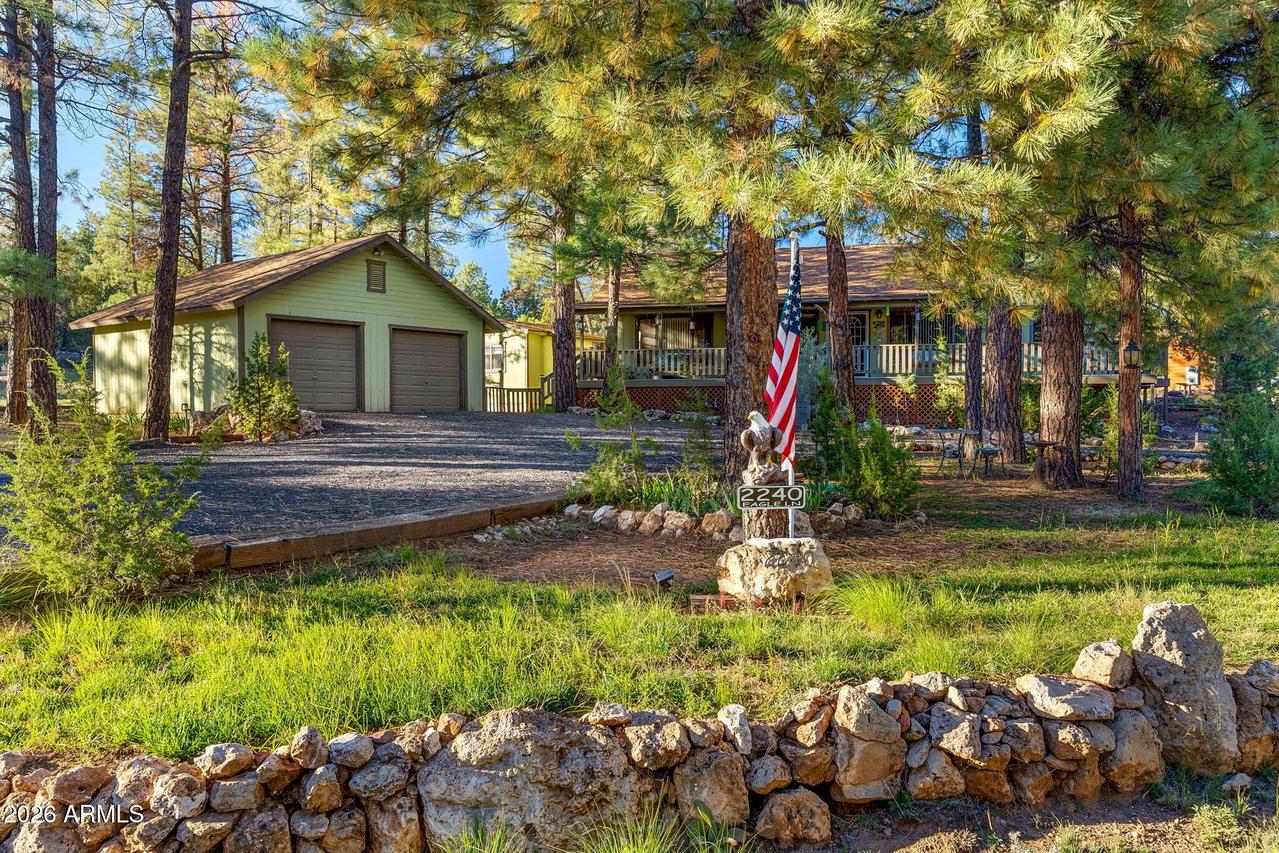 2240 Eagle Ln., Overgaard, AZ 85933