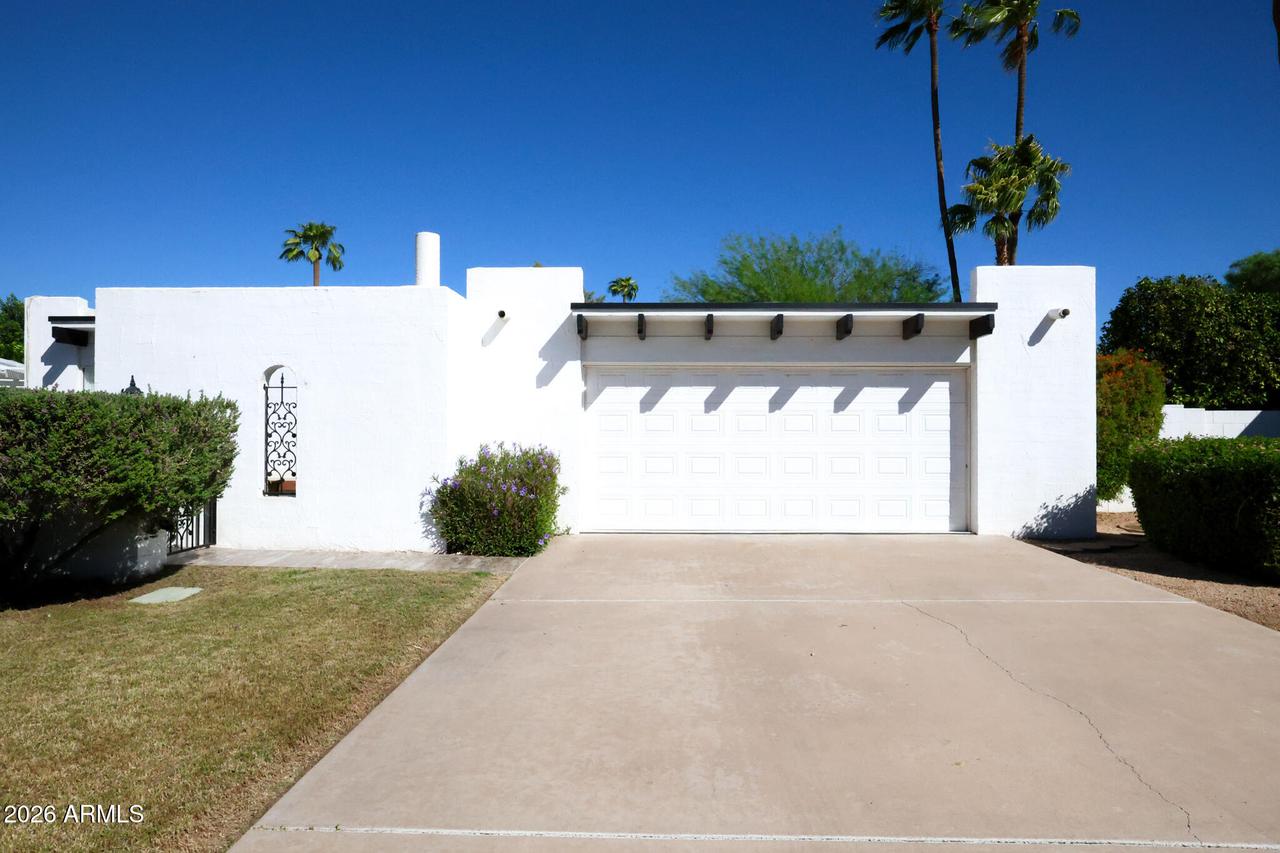 16 E Calavar Rd., Phoenix, AZ 85022