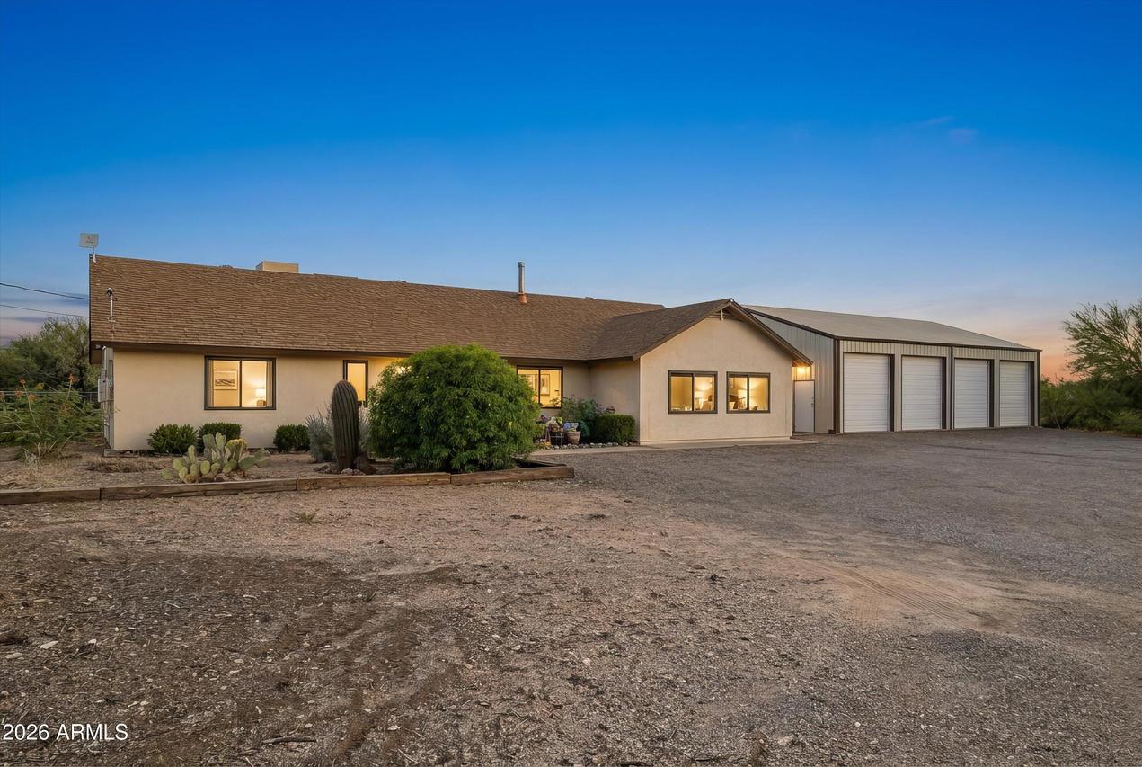 2015 E Circle Mountain Rd., New River, AZ 85087