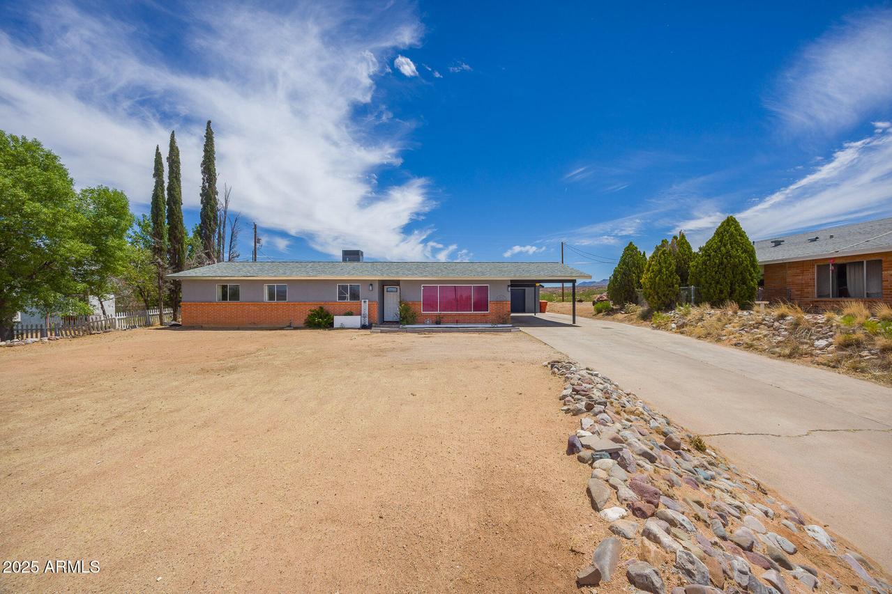 370 E Silverwood Ln., Benson, AZ 85602