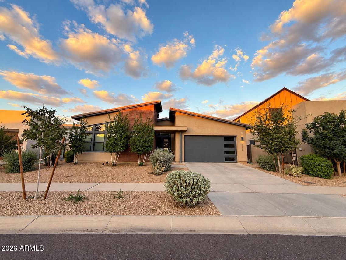916 E Buist Ave., Phoenix, AZ 85042