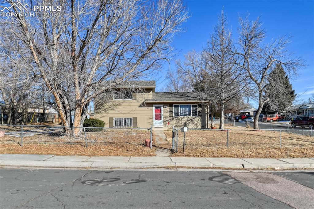 807 Hutchinson Dr., Colorado Springs, CO 80910