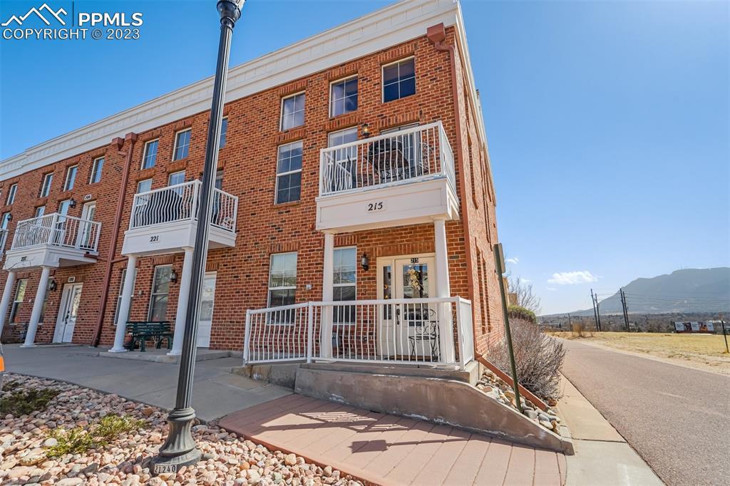 215 E Fountain Blvd., Colorado Springs, CO 80903