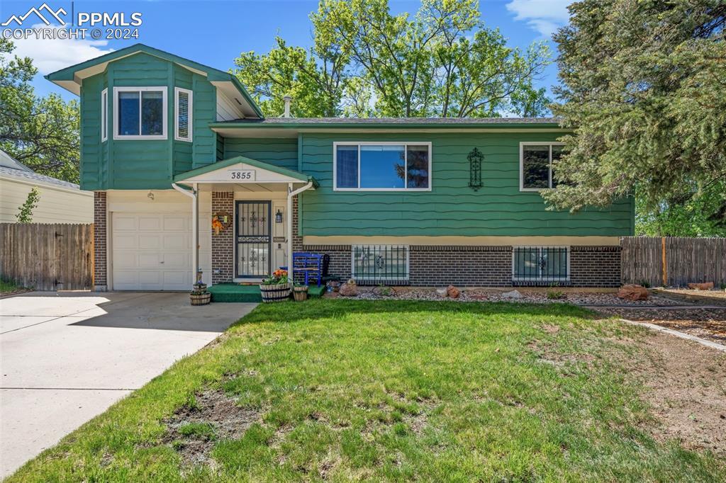 3855 Surrey Ln., Colorado Springs, CO 80918