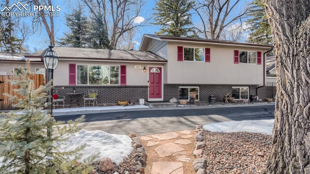 813 Oxford Ln., Colorado Springs, CO 80905