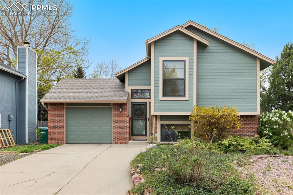 1125 Greenbrier Dr., Colorado Springs, CO 80916