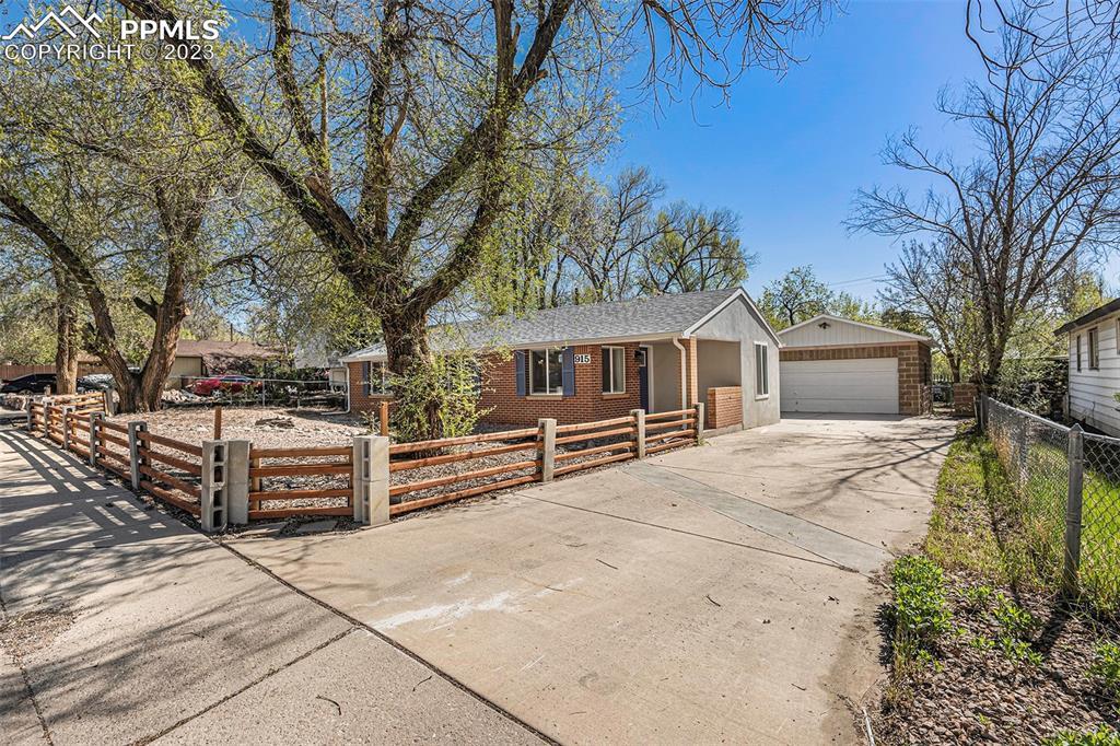 915 Bennett Ln., Colorado Springs, CO 80909