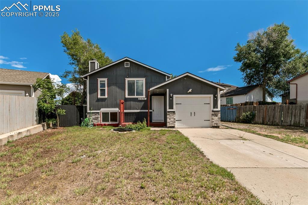 2025 Grosbear Ln., Colorado Springs, CO 80916