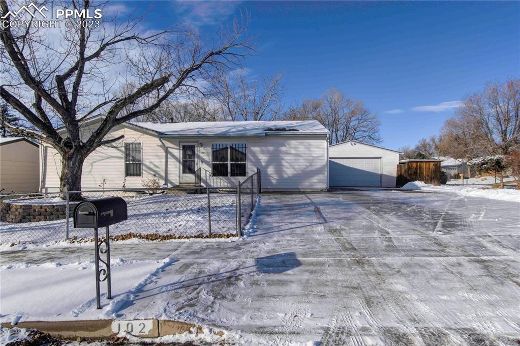 102 Frost Ln., Colorado Springs, CO 80916