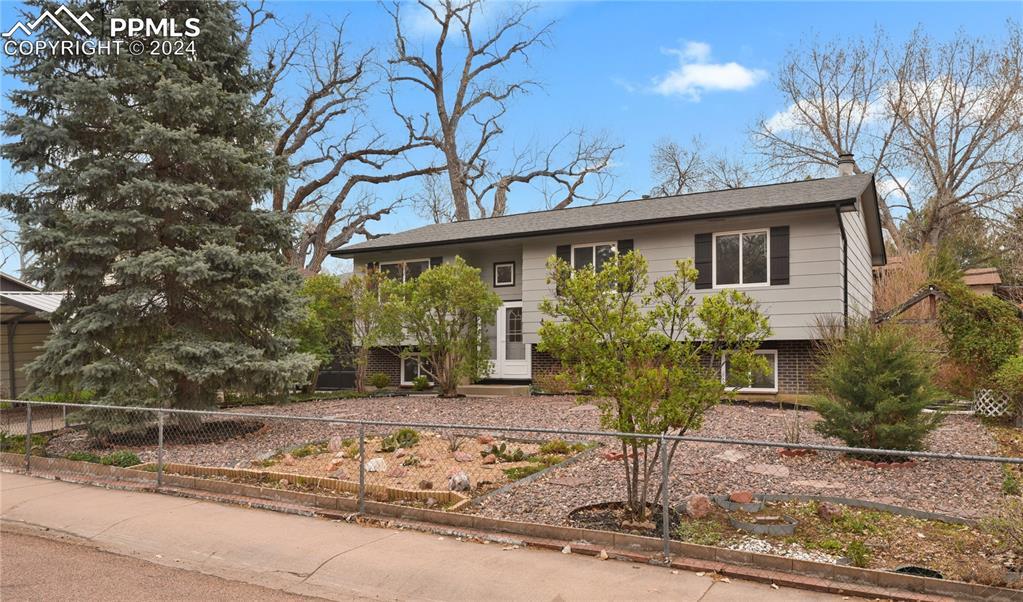 925 Drury Ln., Colorado Springs, CO 80911