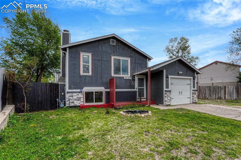 2025 Grosbear Ln., Colorado Springs, CO 80916