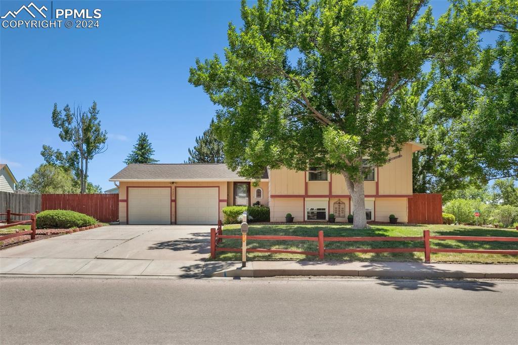 7425 Grand Valley Dr., Colorado Springs, CO 80911