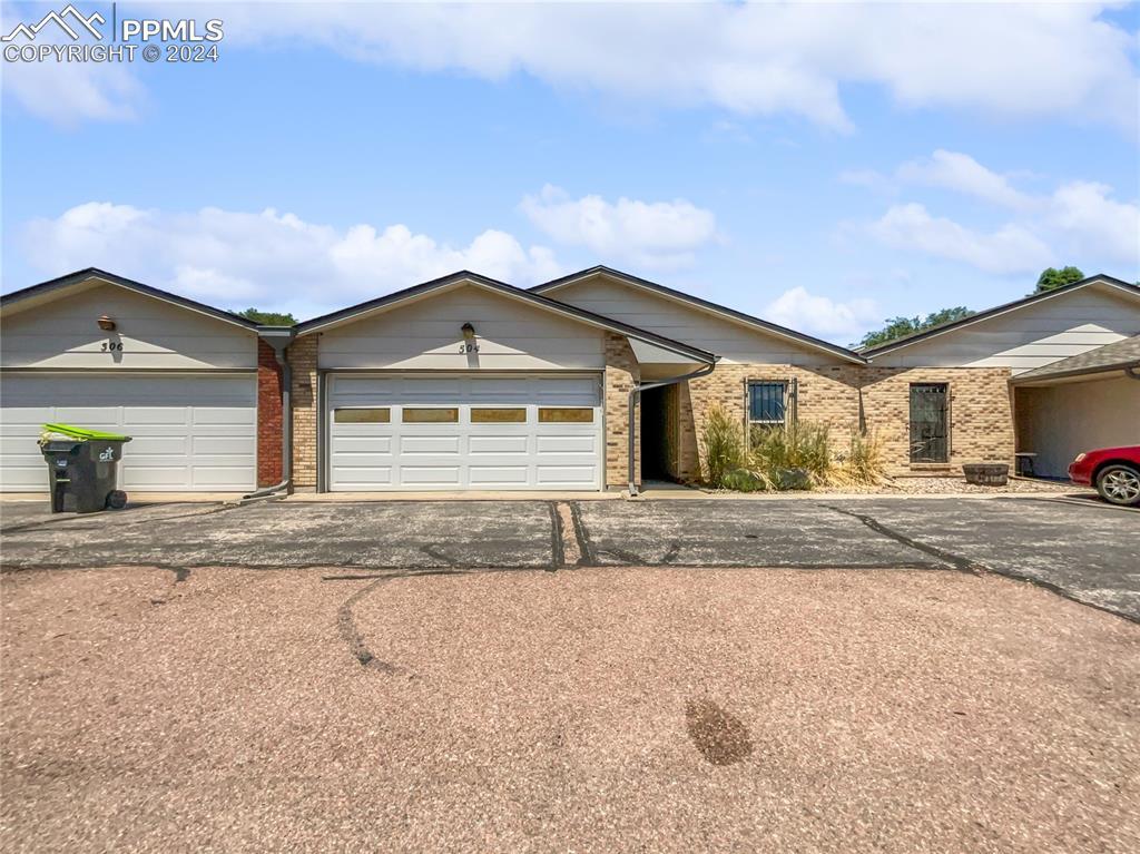 504 Lakewood Cir., Colorado Springs, CO 80910