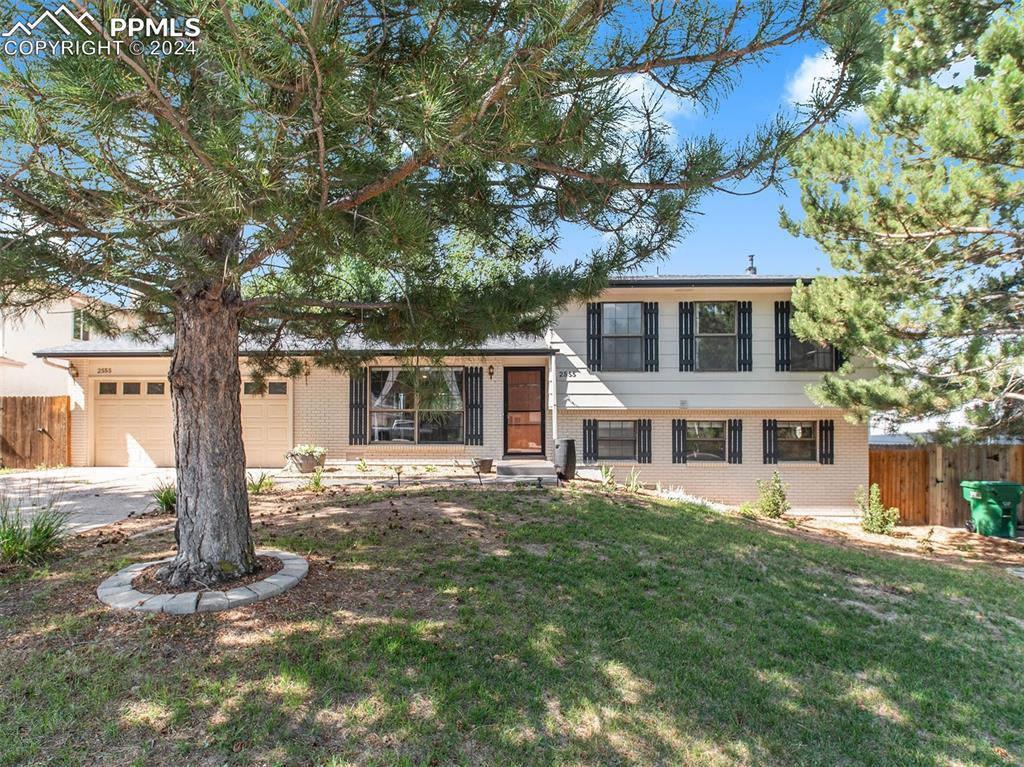 2555 Roundtop Dr., Colorado Springs, CO 80918