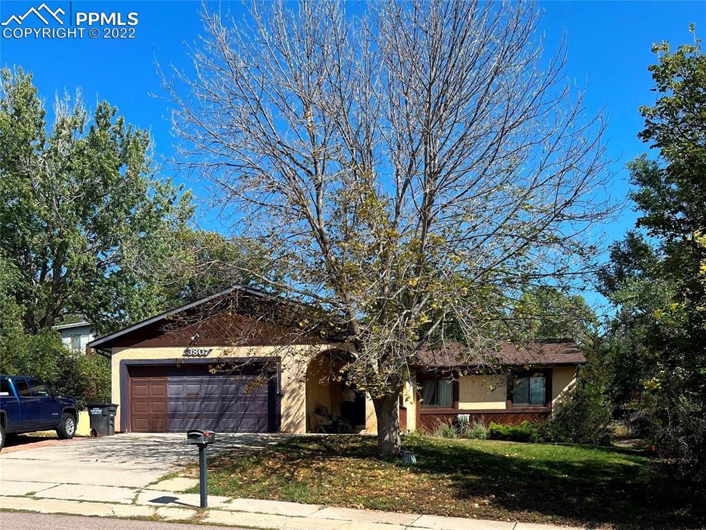 3807 Somerset Dr., Colorado Springs, CO 80907
