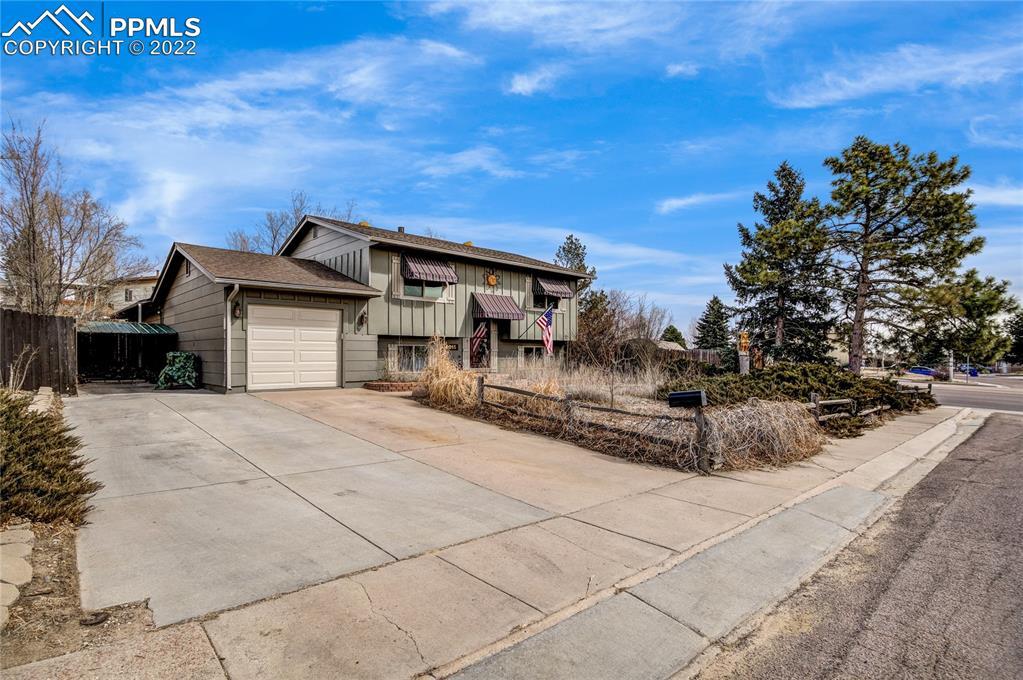 2015 Poteae Cir., Colorado Springs, CO 80915