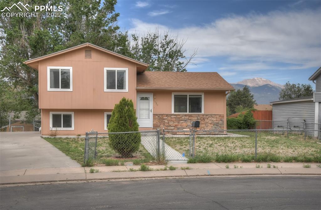 2520 Nadine Dr., Colorado Springs, CO 80916