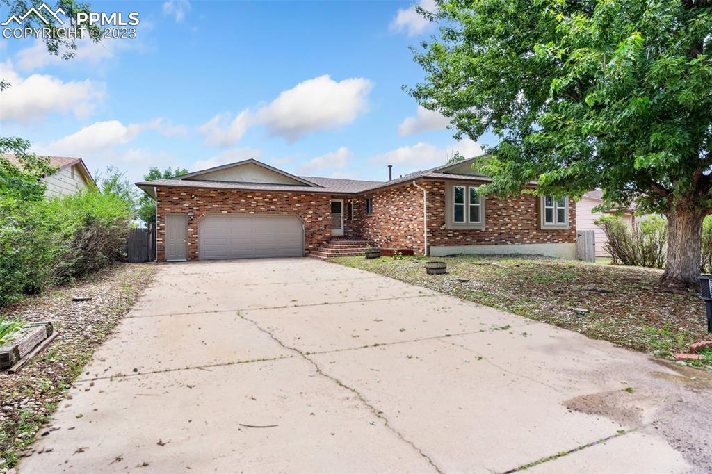 2085 Rusty Hinge Dr., Colorado Springs, CO 80920