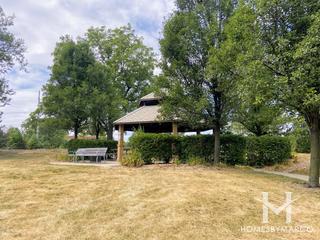 Internationale Estates Park in Woodridge, IL