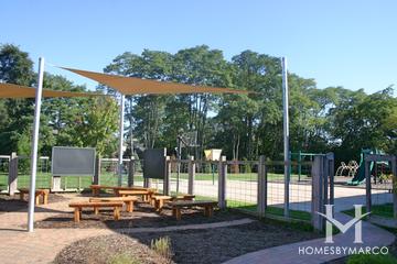 Roslyn Road Elementary School in Barrington, IL