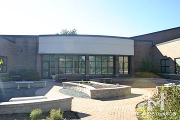 Roslyn Road Elementary School in Barrington, IL