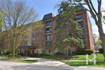 Pascal Court building in Des Plaines, IL