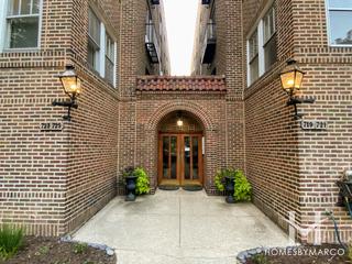 725 Emerson building in Evanston, IL