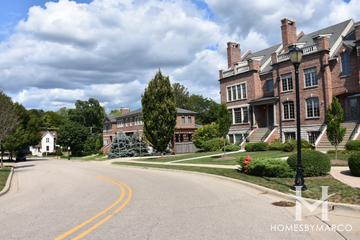 School Street building in Libertyville, IL
