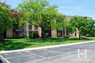 Hunt Club on the Lake building in Mount Prospect, IL