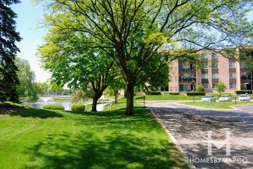 Hunt Club on the Lake building in Mount Prospect, IL