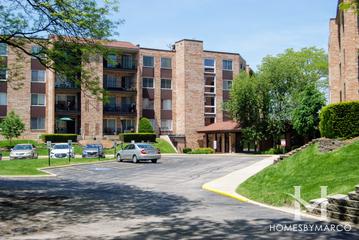 Hunt Club on the Lake building in Mount Prospect, IL