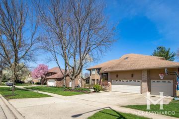 Heritage Knolls subdivision in Naperville, IL