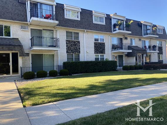 Hickory Woods Condos subdivision in Hickory Hills, IL