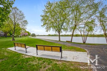 Lake Arlington Towne subdivision in Arlington Heights, IL