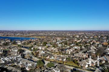 Lake Arlington Towne subdivision in Arlington Heights, IL