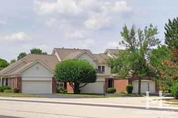Lake Arlington Towne subdivision in Arlington Heights, IL