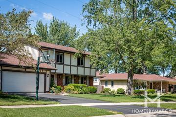 Bay Colony subdivision in Naperville, IL