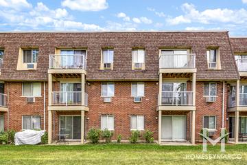 Villa Verde building in Buffalo Grove, IL