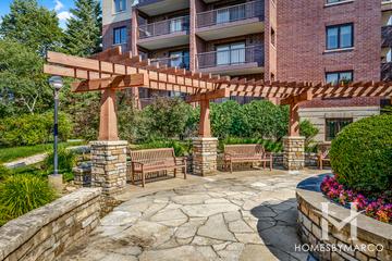 Highland Park Place building in Highland Park, IL