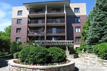 Highland Park Place building in Highland Park, IL