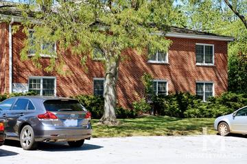 Cambridge Court building in Northbrook, IL