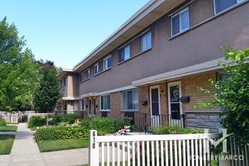 Austin Courts subdivision in Libertyville, IL