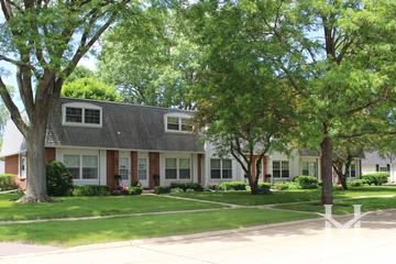 Country Club Condos building in Libertyville, IL
