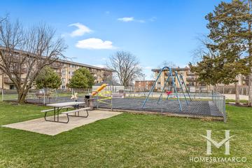 Evergreen Court building in Arlington Heights, IL