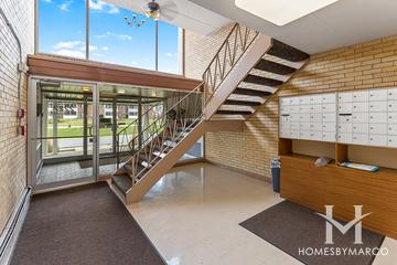 Evergreen Court building in Arlington Heights, IL