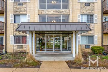 Evergreen Court building in Arlington Heights, IL