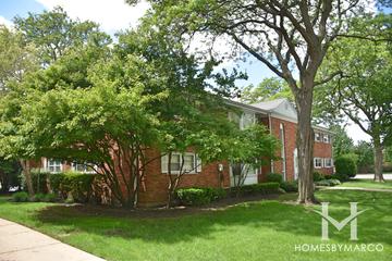Hampton Courts building in Arlington Heights, IL