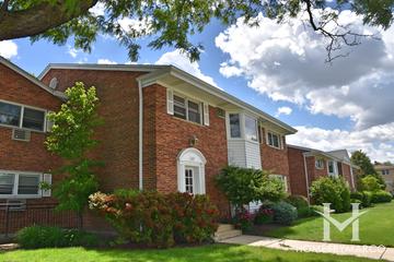 Hampton Courts building in Arlington Heights, IL